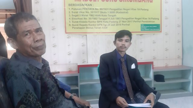 MKW M. Yusuf bersama pengacaranya dari Kantor Hukum GVA Giovanni & Associates, Kamis (11/8/2022). foto dok.anga